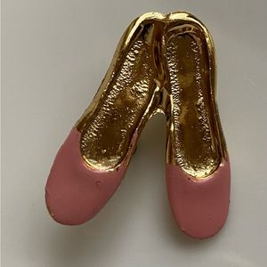 Super cute ballet slippers brooch, see photos for measurements.